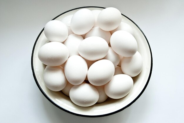 Muitos ovos em um prato