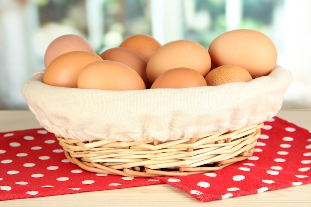 Muitos ovos na cesta na mesa da sala