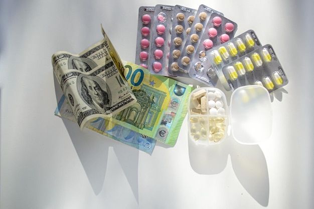 Muitos pacotes diferentes de pílulas e cápsulas em um fundo branco como um conceito de vício em medicina