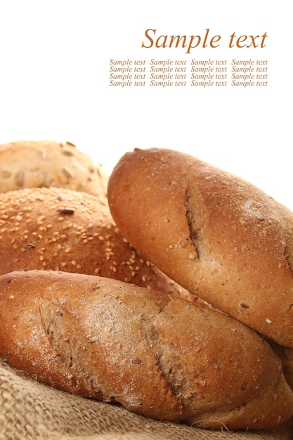 Muitos pães diferentes estão isolados de pano de saco
