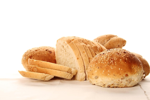 Muitos pães diferentes estão isolados de pano de saco
