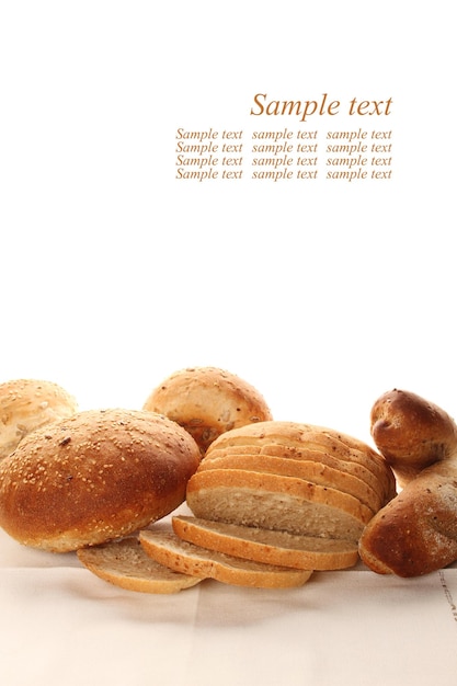 Muitos pães diferentes estão isolados de pano de saco