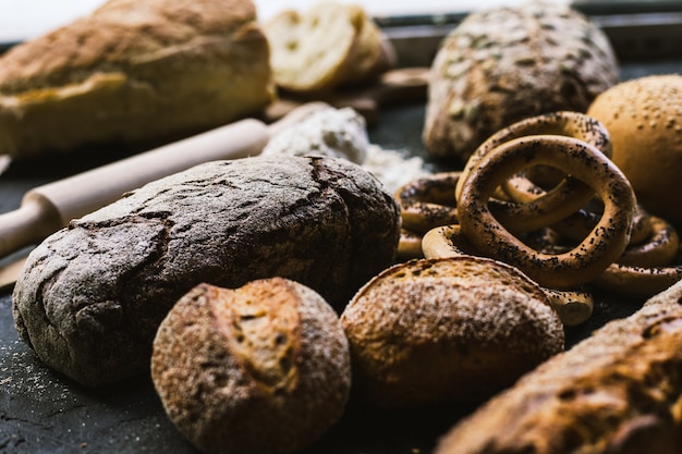 Muitos pães mistos e bagels artesanais