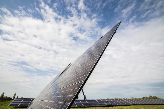 Muitos painéis solares closeup da estação no dia ensolarado