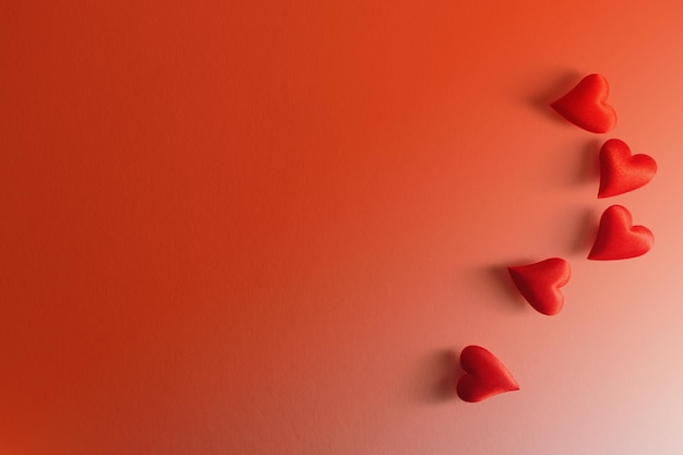 Muitos pequenos corações vermelhos voando sobre fundo vermelho romântico fundo de amor para o dia dos namorados
