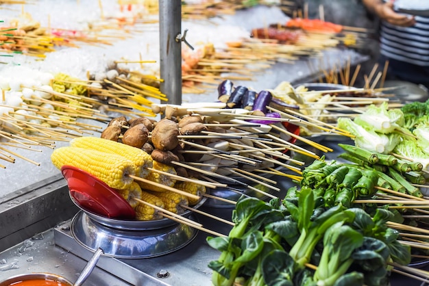 Foto muitos petiscos vegetais na comida de rua jalan alor em kuala lumpur