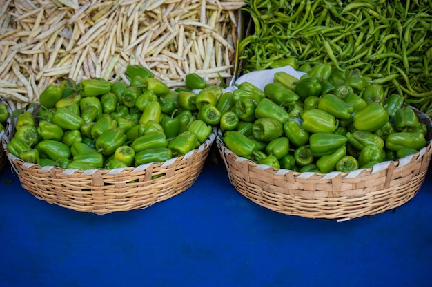 Muitos pimentões verdes como pano de fundo alimentar