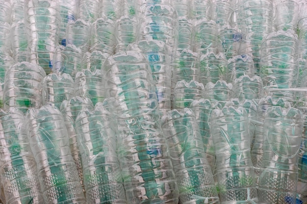 Foto muitos plástico de garrafa de água transparente