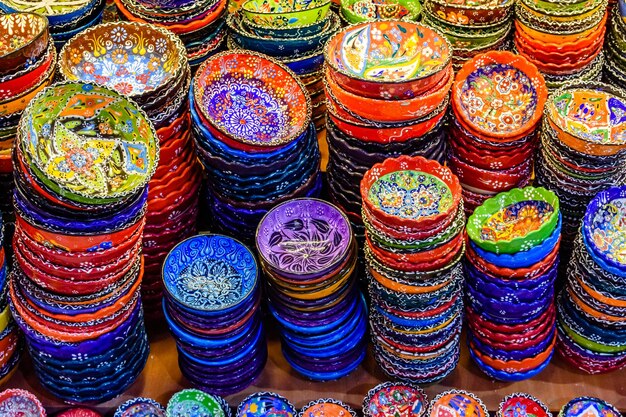 Muitos pratos coloridos de lembrança à venda no bazar na turquia