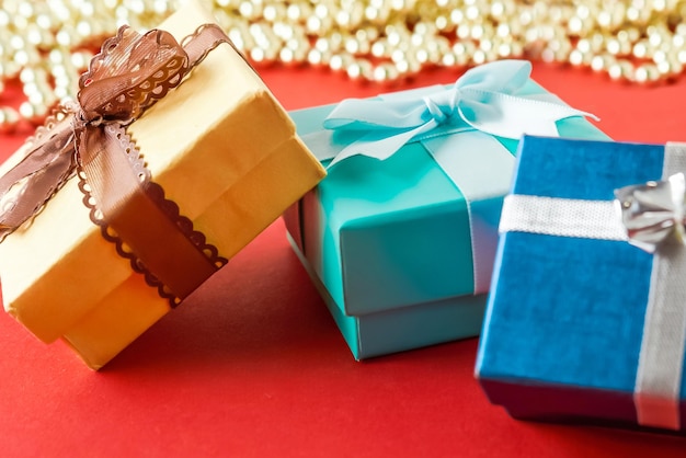 Muitos presentes coloridos variados para aniversários ou Natal em fundo branco