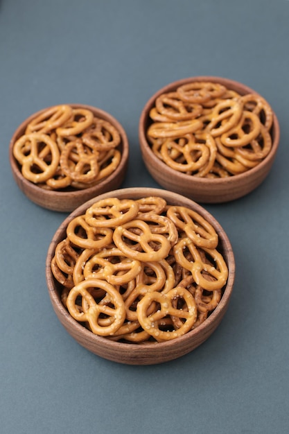 Muitos pretzels salgados em uma tela cheia de fundo cinza