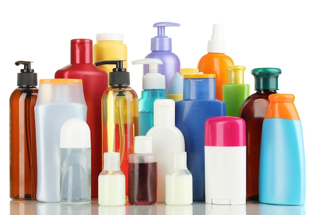Muitos produtos cosméticos diferentes para cuidados pessoais isolados no branco