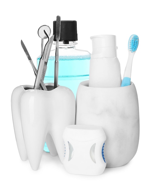 Foto muitos produtos diferentes para cuidados com os dentes e ferramentas odontológicas em fundo branco