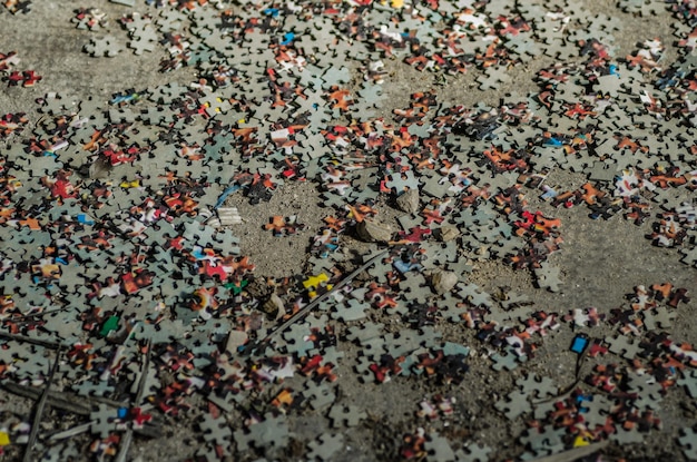 Muitos quebra-cabeças no chão