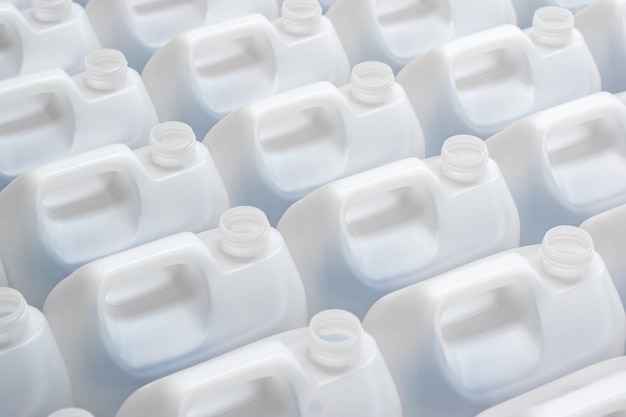 Muitos recipientes de plástico em fábrica de produtos químicos preparados para linha de produção