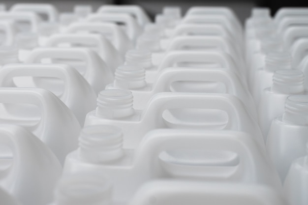 Muitos recipientes de plástico em fábrica de produtos químicos preparados para linha de produção