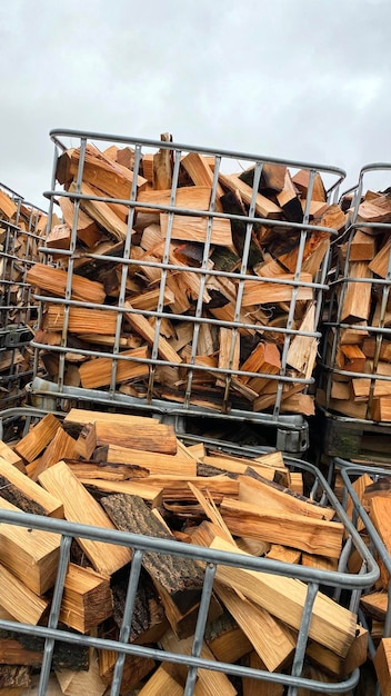 Foto muitos recipientes preparados para armazenamento de lenha fora do armazém de embalagens