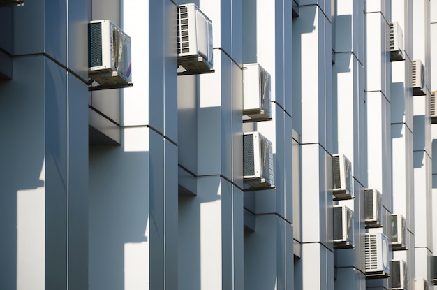 Muitos sistemas de ar condicionado e ventilação hvac na parede