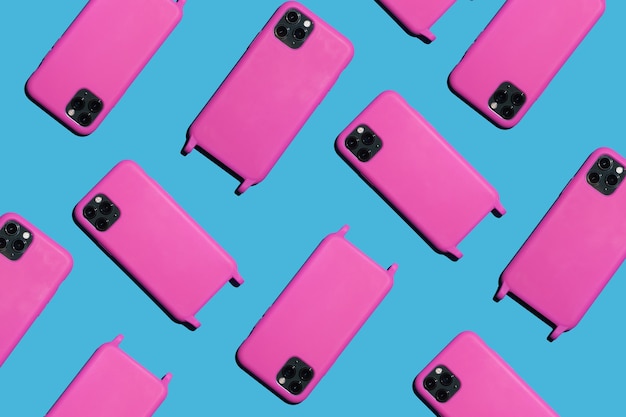 Muitos telefones cor-de-rosa brilhantes em um fundo azul Foto de alta qualidade