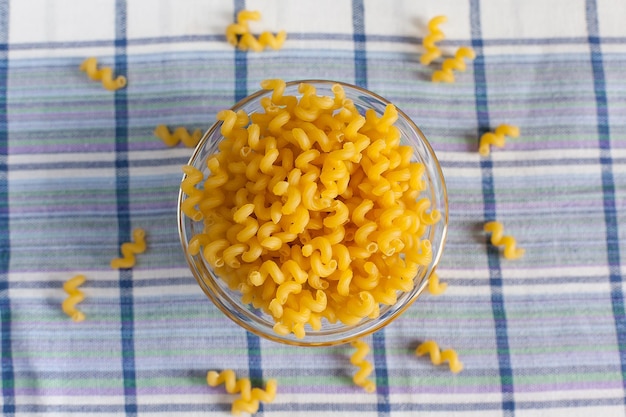 Muitos tipos de pastas diferentes são exatamente definidos em um fundo azul