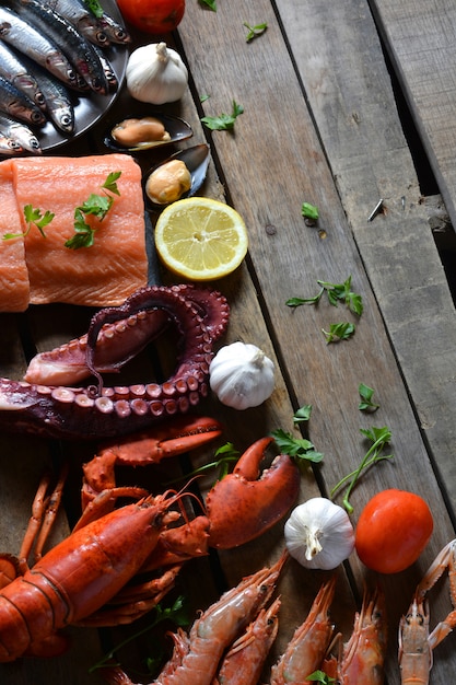 Muitos tipos de peixe na mesa