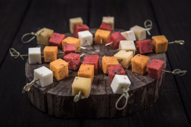 Muitos tipos de queijos na ponta de madeira de uma árvore