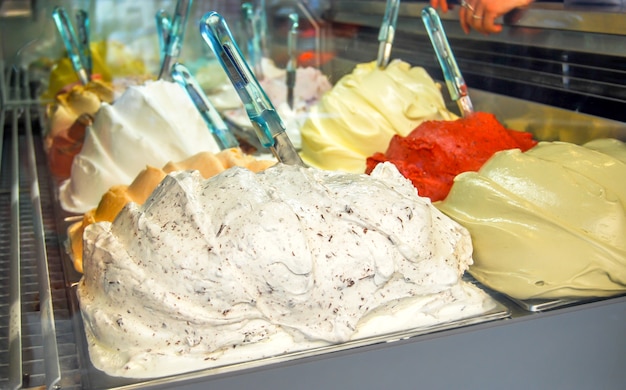 Muitos tipos de sorvete na vitrine da Itália,