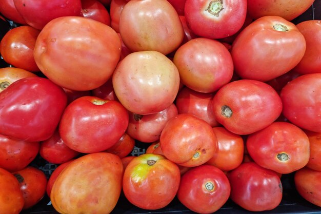Muitos tomates cereja vermelhos