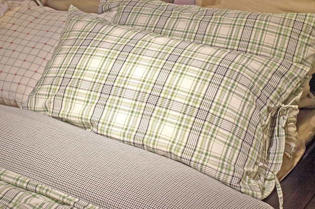 Muitos travesseiros são colocados na cama.