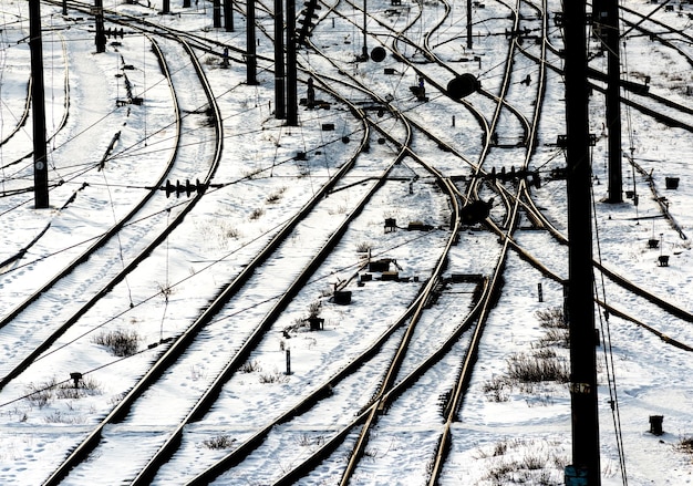 Muitos trilhos de trem e neve