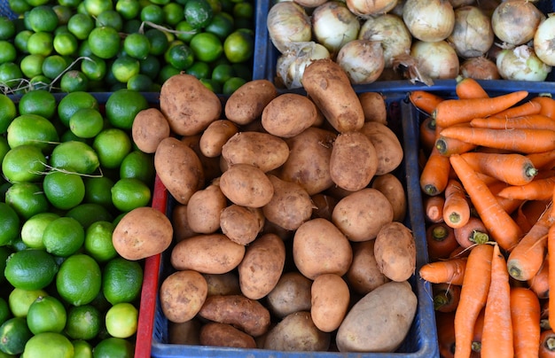 Muitos vegetais no mercado de Vinh Hai de Nha Trang Vietnam