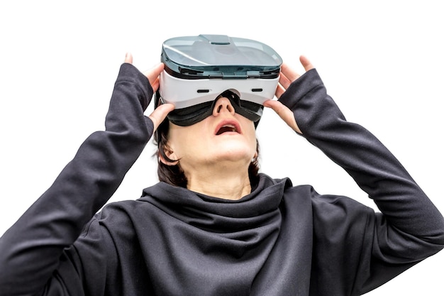 Mujer en 360 vista casco de realidad virtual jugando el juego aislado sobre fondo blanco Gadget de dispositivo 3D para ver películas para viajes y entretenimiento en el espacio 3d Gafas Cardboard VR AR