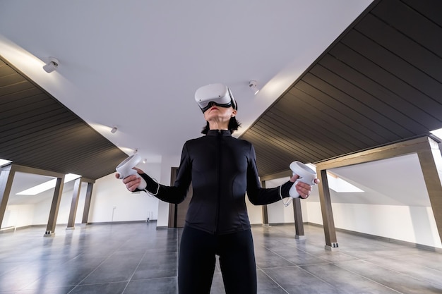 Mujer en 360 vista inalámbrica dispositivo de dispositivo 3D de auriculares de realidad virtual para ver películas para viajes y entretenimiento en el espacio 3d