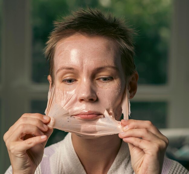 Foto mujer de 43 años con una máscara cosmética en la cara.