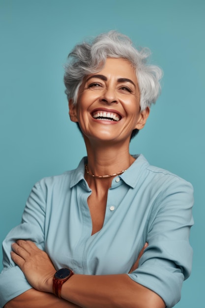 Foto mujer de 50 años pose dinámica emocional.