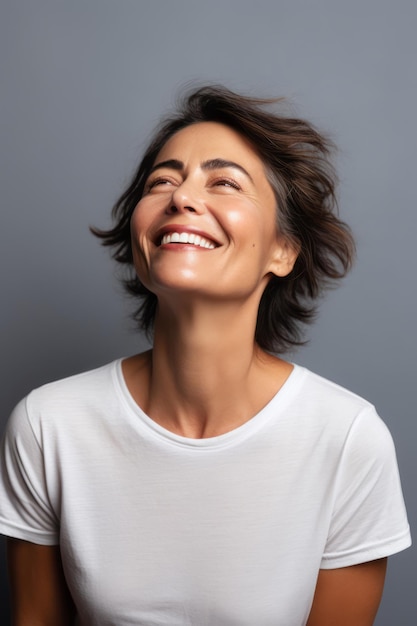 Foto mujer de 50 años postura dinámica emocional