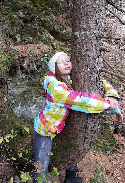 Mujer abrazando un árbol