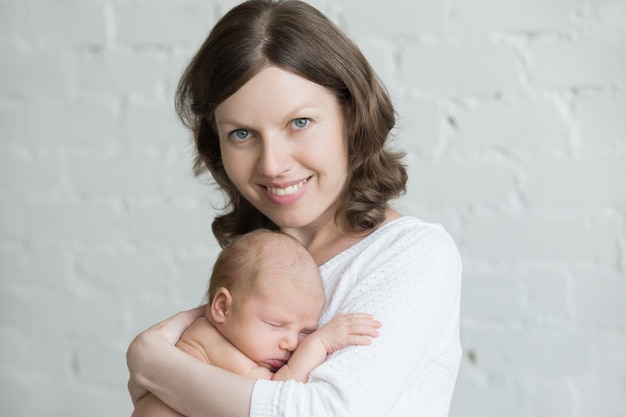 Foto mujer abrazando a un bebé