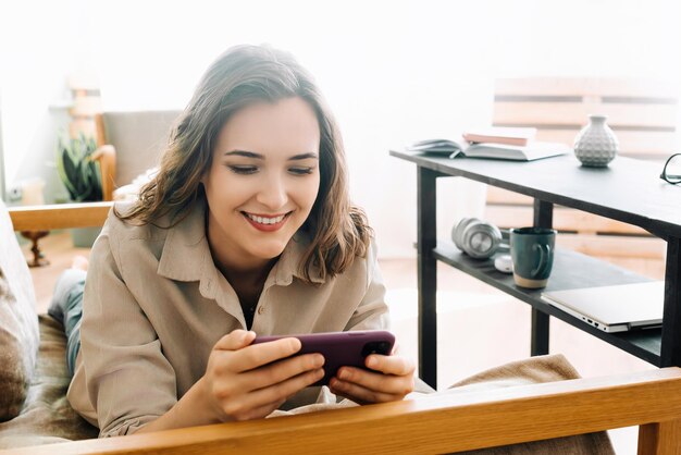 Foto mujer abrazando la conexión digital leyendo mensajes socializando en las redes sociales y jugando al móvil