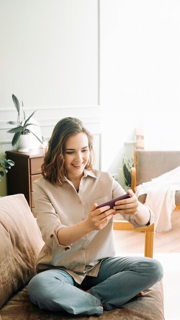 Mujer abrazando la conexión digital leyendo mensajes socializando en las redes sociales y jugando con el móvil