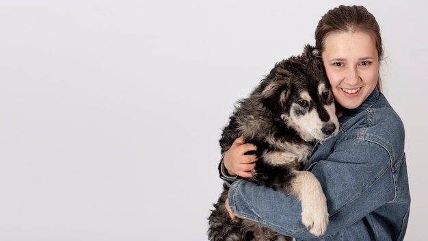 Foto mujer abrazando lindo perro