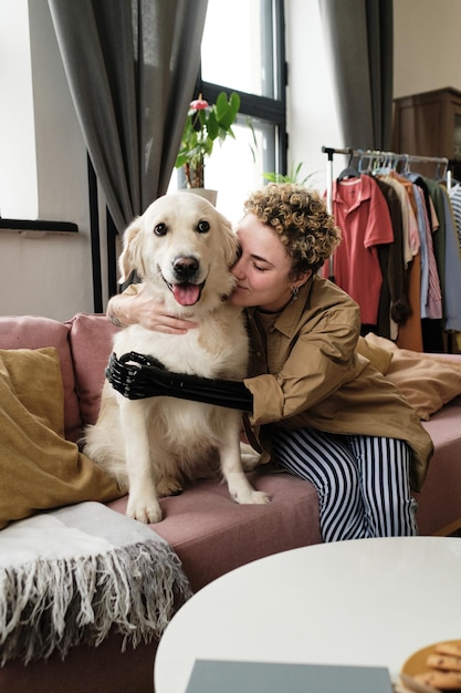 Foto mujer abrazando a su adorable mascota