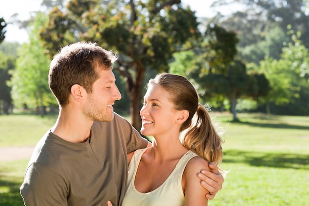 Mujer abrazando a su guapo esposo