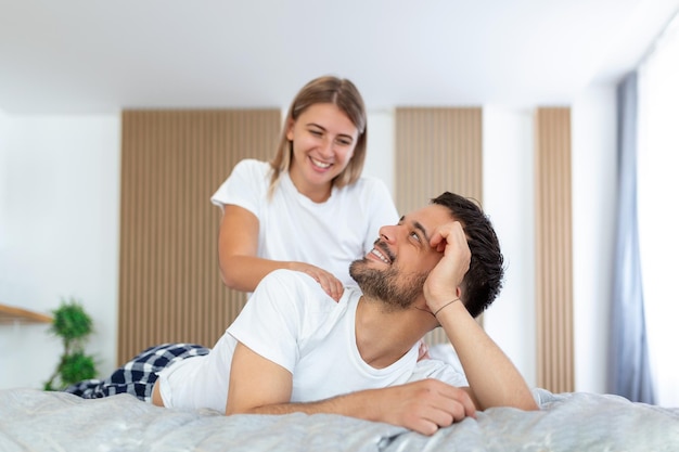 Mujer abrazando a su pareja en la cama Pareja feliz en la cama mostrando emociones y amor Hermosa pareja amorosa besándose en la cama hermosa joven pareja acostada juntos en la cama