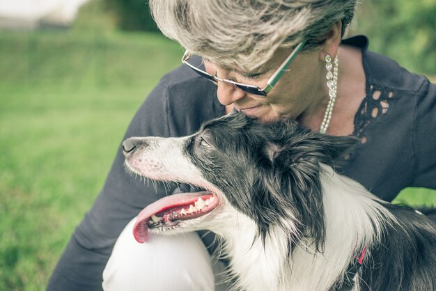 Mujer abrazando a su perro Border Collie