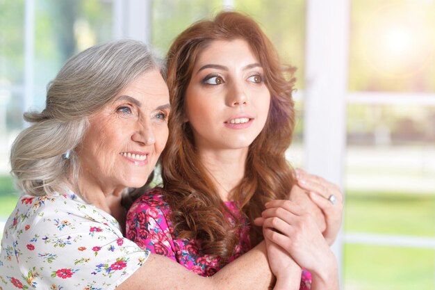 mujer, abrazar, hija