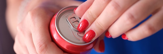 Mujer abre lata de refresco frío closeup