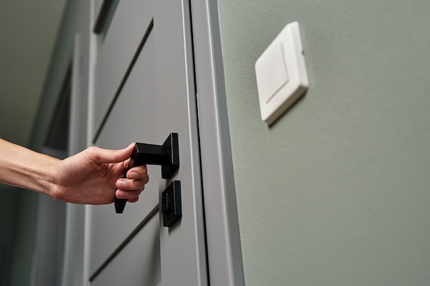 Mujer abre la puerta y la entrada en la habitación.