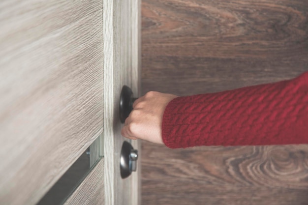 Una mujer abre la puerta