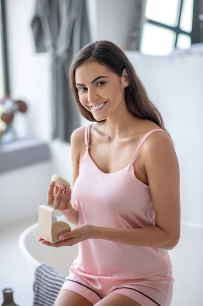 Mujer abriendo una caja con un nuevo tipo de jabón